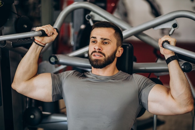 Homem forte treinando na academia