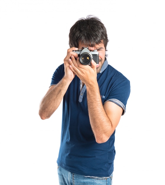 Homem fotografando sobre fundo branco