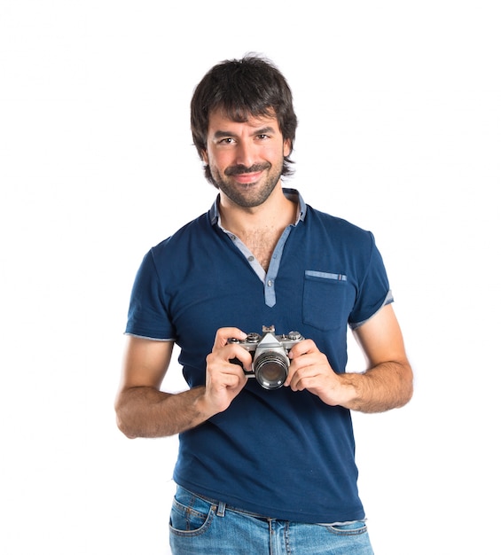 Homem fotografando sobre fundo branco