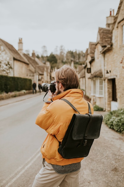 Foto grátis homem fotógrafo tirando fotos na vila