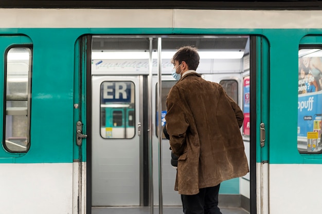 Homem francês entrando no trem do metrô