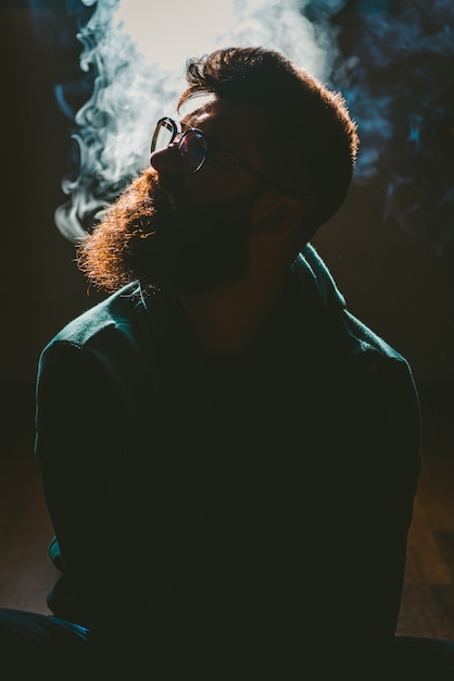 Foto grátis homem fumando maconha