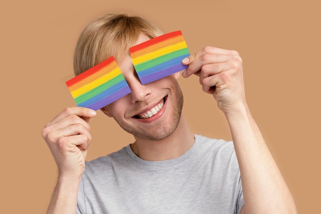 Homem gay sorridente com símbolo lgbt