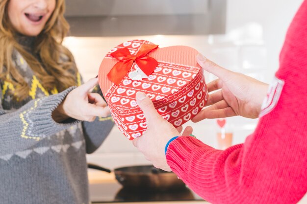 Homem, gifting, coração, caixa, namorada