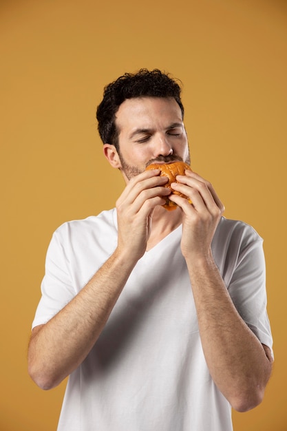 Homem gostando de comer hambúrguer