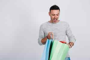 Foto grátis homem gritando com sacolas de compras