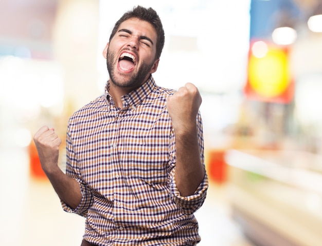 Foto grátis homem gritando e comemorando