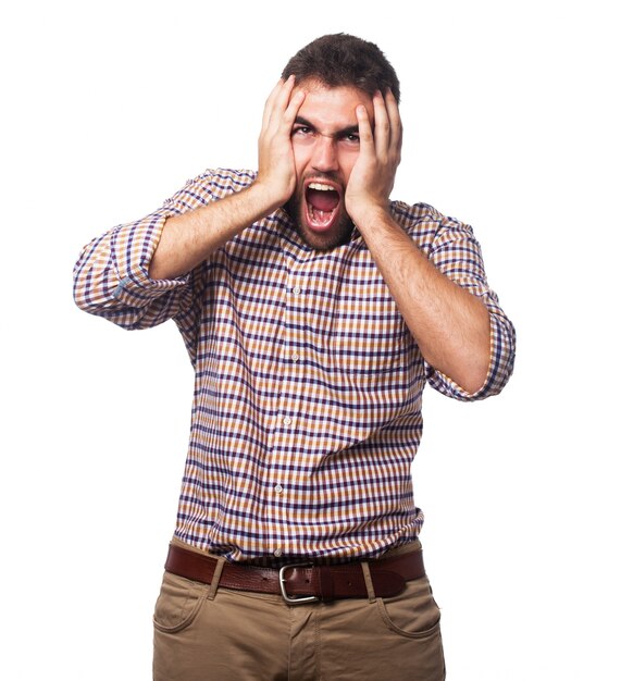 homem gritando louco com as mãos ao redor de sua cabeça