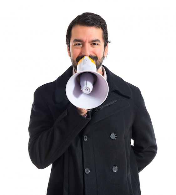 Foto grátis homem gritando por megafone