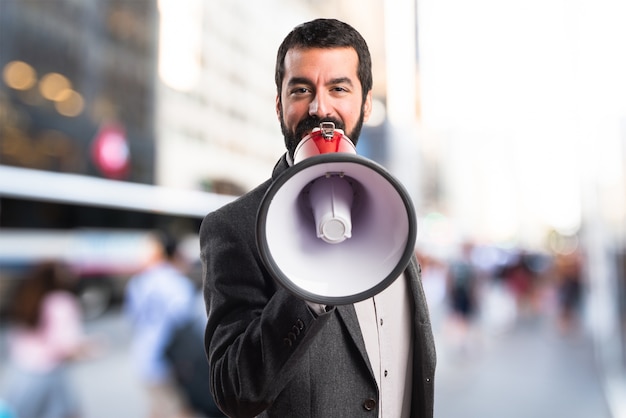 Foto grátis homem gritando por megafone