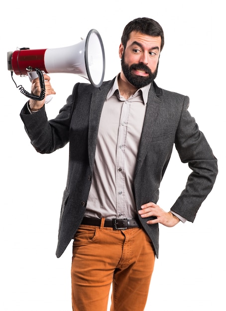 Foto grátis homem gritando por megafone