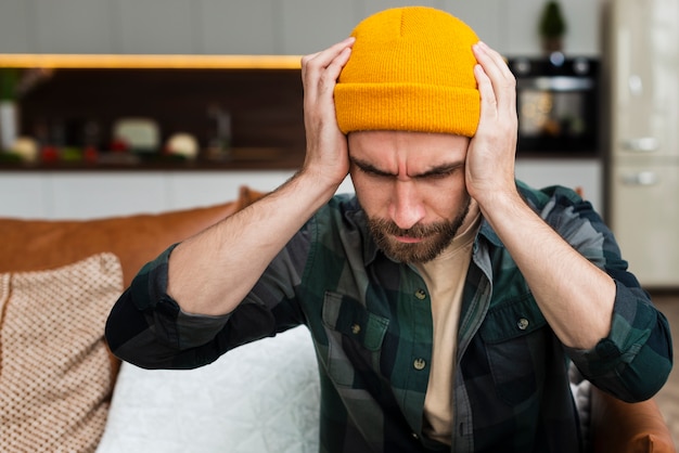 Foto grátis homem hipster tendo dor de cabeça