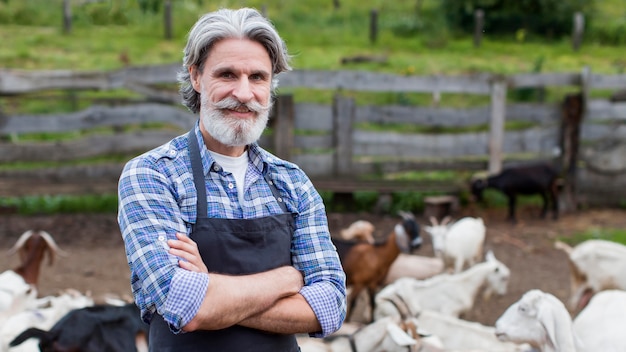 Foto grátis homem idoso com os braços cruzados na fazenda