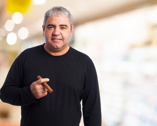 Foto grátis homem idoso com um charuto