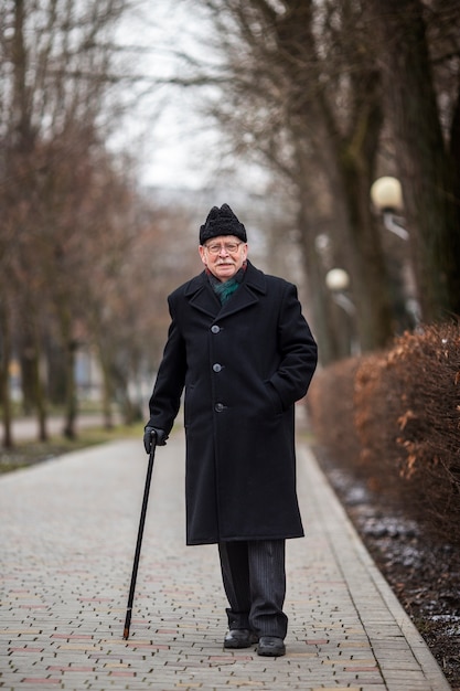 Homem idoso de tiro completo dando um passeio