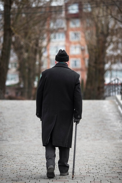 Homem idoso de tiro completo dando um passeio