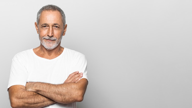 Foto grátis homem idoso de tiro médio com os braços cruzados.