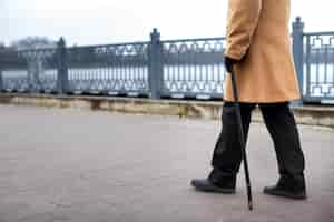 Foto grátis homem idoso de vista lateral dando um passeio