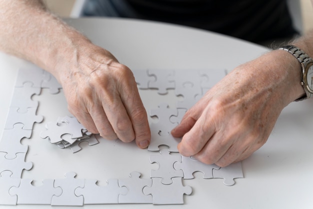 Foto grátis homem idoso enfrentando doença de alzheimer