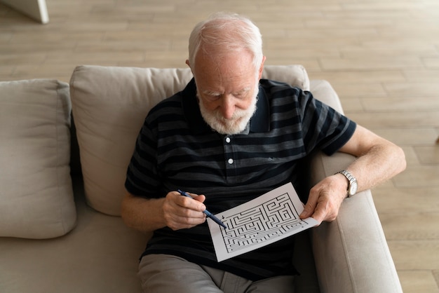 Homem idoso enfrentando doença de Alzheimer