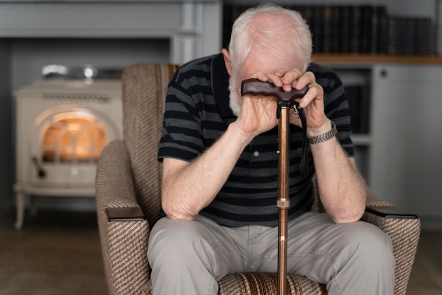 Foto grátis homem idoso enfrentando doença de alzheimer