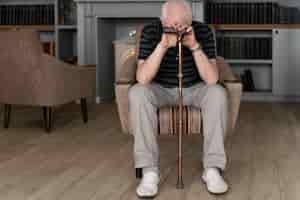 Foto grátis homem idoso enfrentando doença de alzheimer