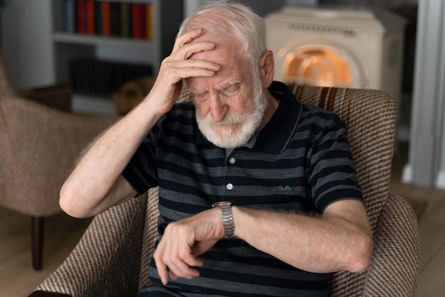 Foto grátis homem idoso enfrentando doença de alzheimer