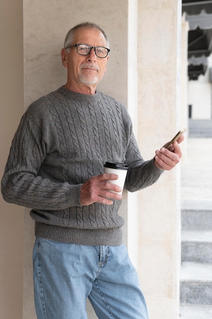 Foto grátis homem idoso moderno ao ar livre