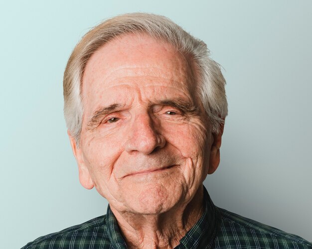 Homem idoso, um retrato de rosto, sorrindo de perto