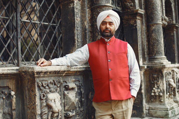 Foto grátis homem indiano em uma cidade. macho em um turbante tradicional. hinduísta em uma cidade de verão.