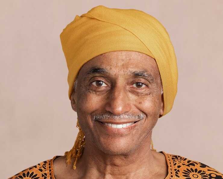 Foto grátis homem indiano misto, feliz, sênior usando uma maquete de turbante amarelo