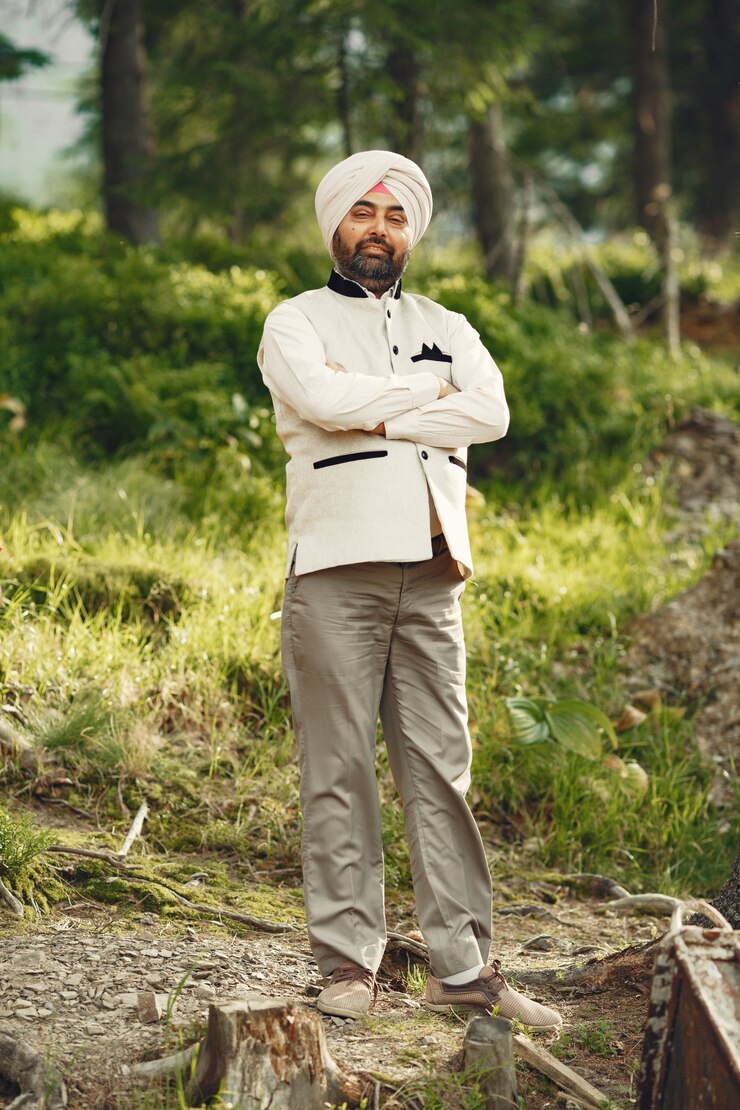 Foto grátis homem indiano nas montanhas. macho em um turbante tradicional. hinduísta.