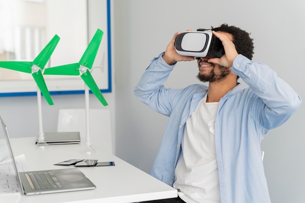 Homem inovando a energia eólica em estilo de realidade virtual