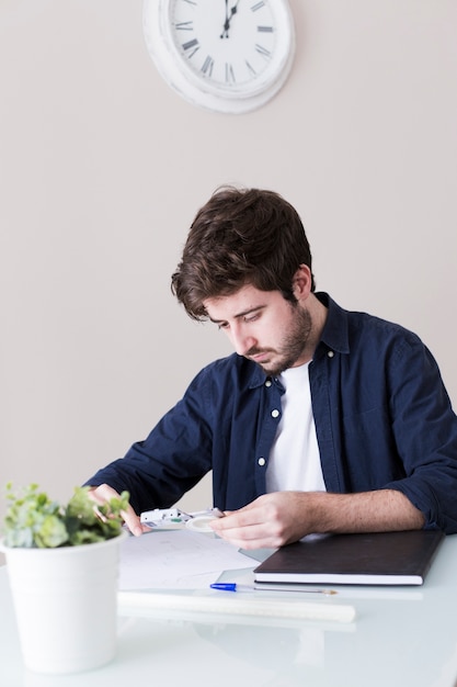 Homem, inspeccionando, dispositivo, em, escritório