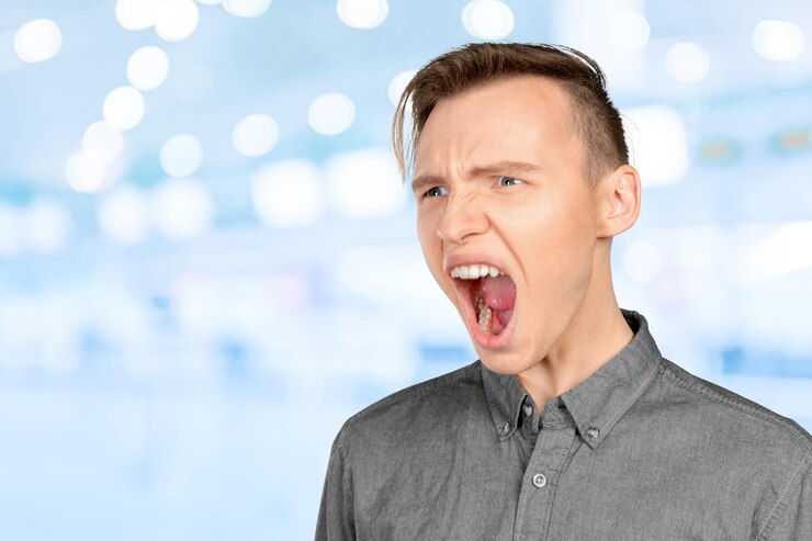 Foto grátis homem irritado expressando agressão