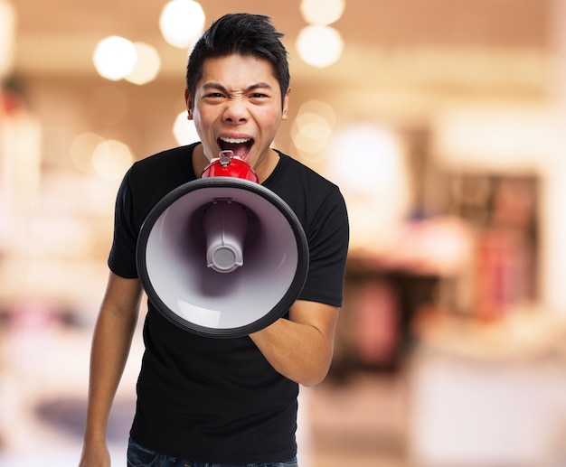 Foto grátis homem irritado que shouting através de um megafone