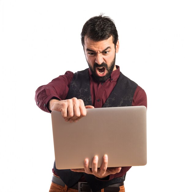 Homem irritado vestindo colete com laptop