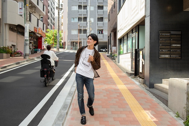 Homem japonês caminhando ao ar livre