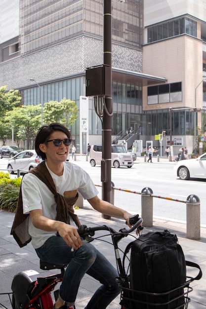 Foto grátis homem japonês passando um tempo ao ar livre sozinho