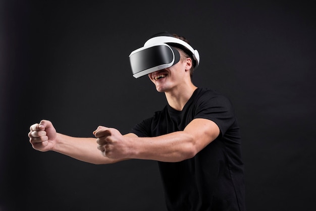 Homem jogando com óculos de realidade virtual com fundo preto
