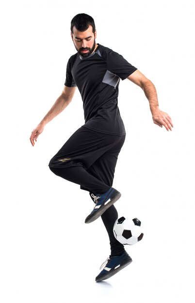 Homem jogando futebol