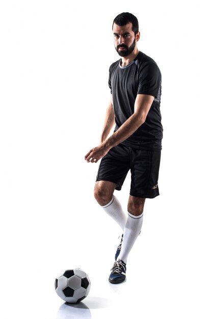 Homem jogando futebol