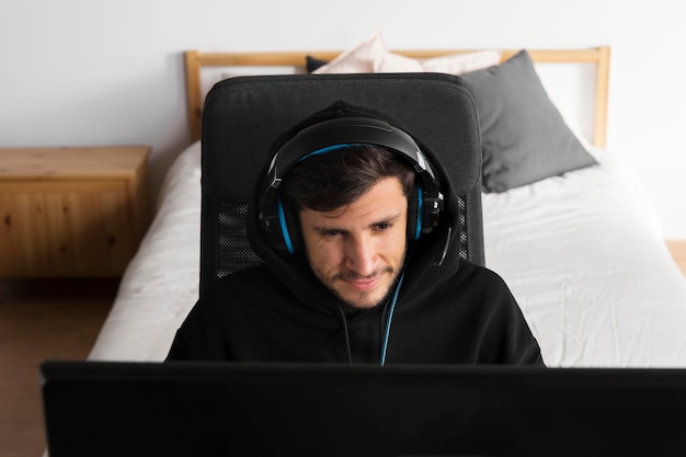 Foto grátis homem jogando jogo no computador, tiro médio