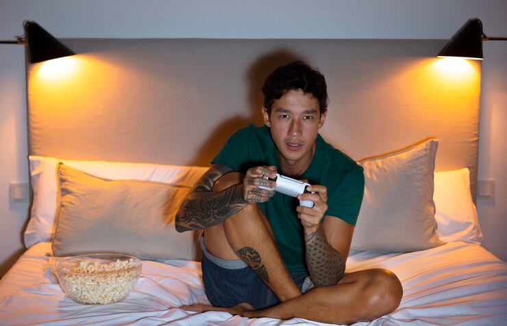 Foto grátis homem jogando videogame com seu console