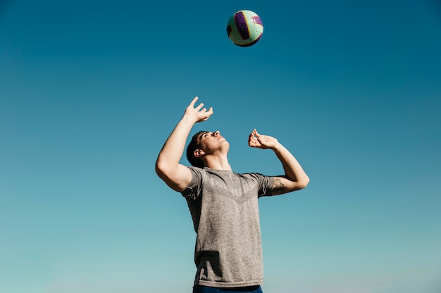 Homem, jogando voleibol, praia