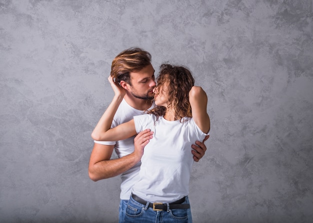 Foto grátis homem jovem, abraçando, mulher, de, costas