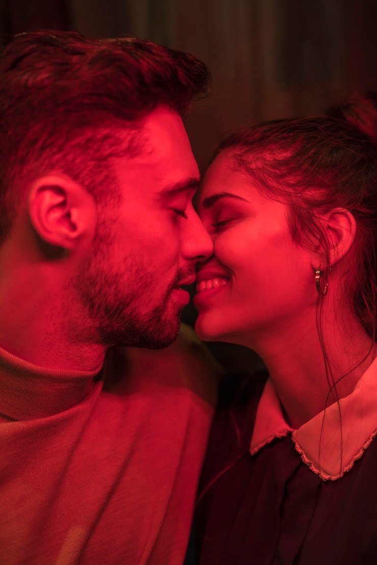 Foto grátis homem jovem, beijando, mulher sorridente, em, vermelhidão