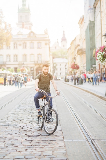 Homem jovem, bicicleta equitação, em, ao ar livre