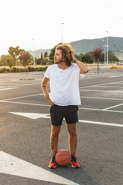 Homem jovem, com, basquetebol, ficar, em, corte