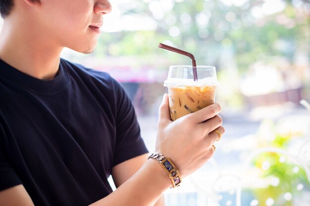 Homem jovem, com, café gelado